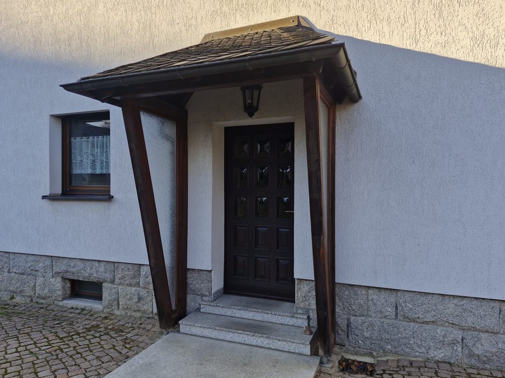 Überdachter Hauseingang hinten Überdachter Hauseingang hinten