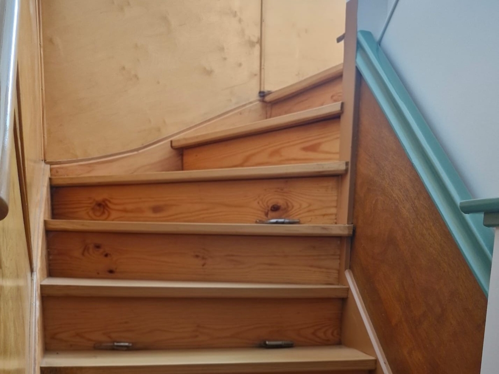 KI bearbeitet- Treppe ohne Teppich KI bearbeitet- Treppe ohne Teppich