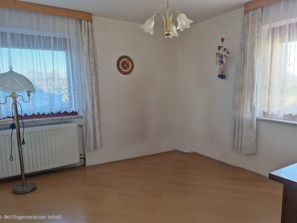 KI bearbeitet - beräumtes Zimmer im OG KI bearbeitet - beräumtes Zimmer im OG