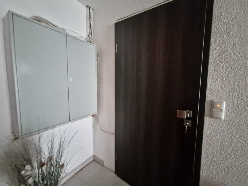 Tür zur Wohnung im Erdgeschoss